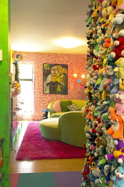 19 lounge-stuffy wall